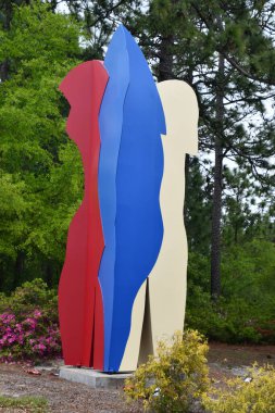 WILMINGTON, NC - 12 Nisan 2025 'te Wilmington, Kuzey Carolina' daki Cameron Sanat Müzesinde heykel.