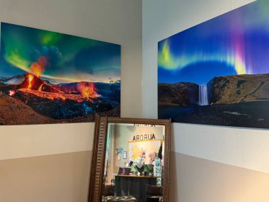 REYKJAVIK, ICELAND - 23 Temmuz 2025 'te Reykjavik, İzlanda' daki Aurora Reykjavk - Kuzey Işıkları Merkezi 'nde görülen hediye dükkanı.