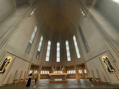 REYKJAVIK, ICELAND - 23 Temmuz 2025 'te Reykjavik, İzlanda' daki Hallgrimskirkja Kilisesi.