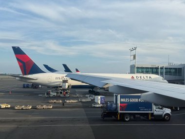 NEW YORK, NY - 9 Temmuz 2025 'te New York John F. Kennedy Havaalanı' nda görülen uçaklar.