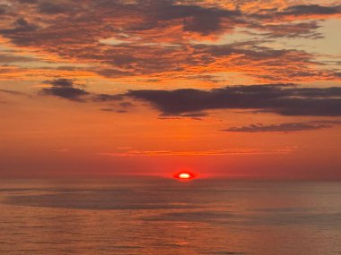 Avrupa 'da Kuzey Denizi üzerinde gün batımı