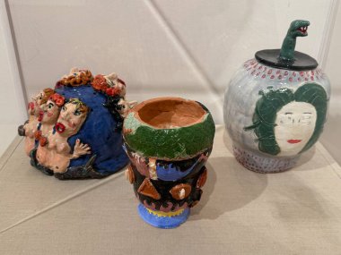 3 Mayıs 2025 'te Bridgeport, Connecticut' taki Housatonic Sanat Müzesi 'nde sergi açıldı..