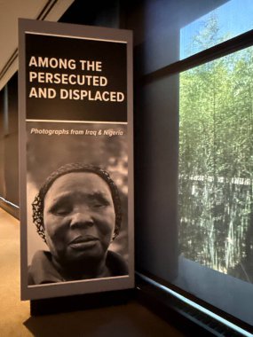 New Haven, Connecticut 'taki Kutsal Michael McGivney Hac Merkezi' nde (eski adıyla Kolomb Müzesi Şövalyeleri) 3 Mayıs 2025 'te görülen zulmedilen ve yerlerinden edilen sergi arasında.