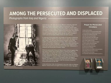 New Haven, Connecticut 'taki Kutsal Michael McGivney Hac Merkezi' nde (eski adıyla Kolomb Müzesi Şövalyeleri) 3 Mayıs 2025 'te görülen zulmedilen ve yerlerinden edilen sergi arasında.