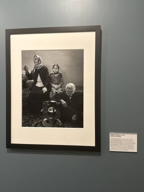 New Haven, Connecticut 'taki Kutsal Michael McGivney Hac Merkezi' nde (eski adıyla Kolomb Müzesi Şövalyeleri) 3 Mayıs 2025 'te görülen zulmedilen ve yerlerinden edilen sergi arasında.