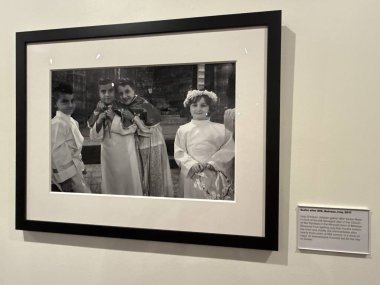 New Haven, Connecticut 'taki Kutsal Michael McGivney Hac Merkezi' nde (eski adıyla Kolomb Müzesi Şövalyeleri) 3 Mayıs 2025 'te görülen zulmedilen ve yerlerinden edilen sergi arasında.