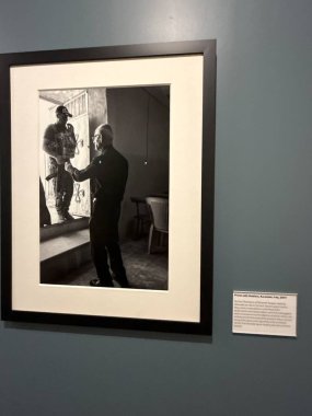 New Haven, Connecticut 'taki Kutsal Michael McGivney Hac Merkezi' nde (eski adıyla Kolomb Müzesi Şövalyeleri) 3 Mayıs 2025 'te görülen zulmedilen ve yerlerinden edilen sergi arasında.