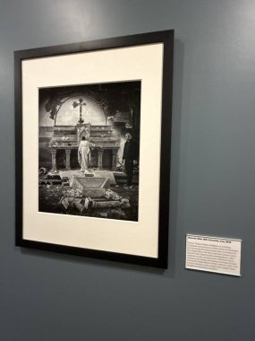 New Haven, Connecticut 'taki Kutsal Michael McGivney Hac Merkezi' nde (eski adıyla Kolomb Müzesi Şövalyeleri) 3 Mayıs 2025 'te görülen zulmedilen ve yerlerinden edilen sergi arasında.