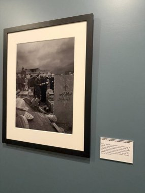 New Haven, Connecticut 'taki Kutsal Michael McGivney Hac Merkezi' nde (eski adıyla Kolomb Müzesi Şövalyeleri) 3 Mayıs 2025 'te görülen zulmedilen ve yerlerinden edilen sergi arasında.