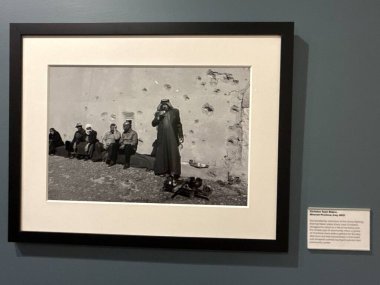 New Haven, Connecticut 'taki Kutsal Michael McGivney Hac Merkezi' nde (eski adıyla Kolomb Müzesi Şövalyeleri) 3 Mayıs 2025 'te görülen zulmedilen ve yerlerinden edilen sergi arasında.