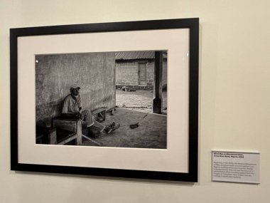 New Haven, Connecticut 'taki Kutsal Michael McGivney Hac Merkezi' nde (eski adıyla Kolomb Müzesi Şövalyeleri) 3 Mayıs 2025 'te görülen zulmedilen ve yerlerinden edilen sergi arasında.