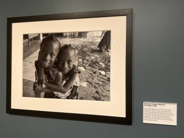 New Haven, Connecticut 'taki Kutsal Michael McGivney Hac Merkezi' nde (eski adıyla Kolomb Müzesi Şövalyeleri) 3 Mayıs 2025 'te görülen zulmedilen ve yerlerinden edilen sergi arasında.