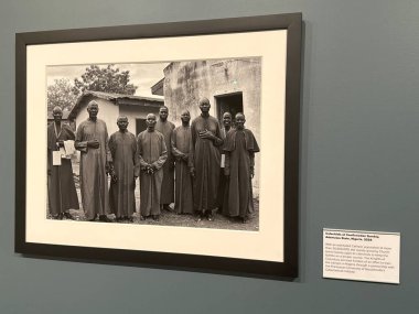 New Haven, Connecticut 'taki Kutsal Michael McGivney Hac Merkezi' nde (eski adıyla Kolomb Müzesi Şövalyeleri) 3 Mayıs 2025 'te görülen zulmedilen ve yerlerinden edilen sergi arasında.