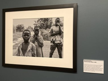 New Haven, Connecticut 'taki Kutsal Michael McGivney Hac Merkezi' nde (eski adıyla Kolomb Müzesi Şövalyeleri) 3 Mayıs 2025 'te görülen zulmedilen ve yerlerinden edilen sergi arasında.