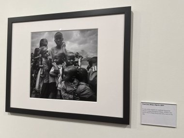 New Haven, Connecticut 'taki Kutsal Michael McGivney Hac Merkezi' nde (eski adıyla Kolomb Müzesi Şövalyeleri) 3 Mayıs 2025 'te görülen zulmedilen ve yerlerinden edilen sergi arasında.