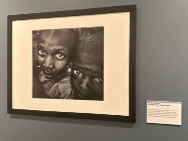 New Haven, Connecticut 'taki Kutsal Michael McGivney Hac Merkezi' nde (eski adıyla Kolomb Müzesi Şövalyeleri) 3 Mayıs 2025 'te görülen zulmedilen ve yerlerinden edilen sergi arasında.