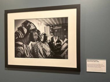 New Haven, Connecticut 'taki Kutsal Michael McGivney Hac Merkezi' nde (eski adıyla Kolomb Müzesi Şövalyeleri) 3 Mayıs 2025 'te görülen zulmedilen ve yerlerinden edilen sergi arasında.