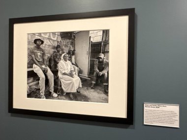 New Haven, Connecticut 'taki Kutsal Michael McGivney Hac Merkezi' nde (eski adıyla Kolomb Müzesi Şövalyeleri) 3 Mayıs 2025 'te görülen zulmedilen ve yerlerinden edilen sergi arasında.