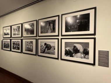 New Haven, Connecticut 'taki Kutsal Michael McGivney Hac Merkezi' nde (eski adıyla Kolomb Müzesi Şövalyeleri) 3 Mayıs 2025 'te görülen zulmedilen ve yerlerinden edilen sergi arasında.