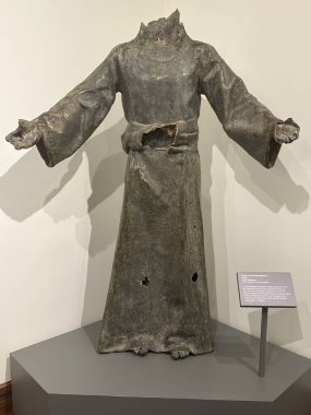 New Haven, Connecticut 'taki Kutsal Michael McGivney Hac Merkezi' nde (eski adıyla Kolomb Müzesi Şövalyeleri) 3 Mayıs 2025 'te görülen zulmedilen ve yerlerinden edilen sergi arasında.