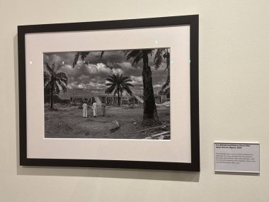 New Haven, Connecticut 'taki Kutsal Michael McGivney Hac Merkezi' nde (eski adıyla Kolomb Müzesi Şövalyeleri) 3 Mayıs 2025 'te görülen zulmedilen ve yerlerinden edilen sergi arasında.