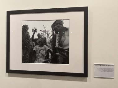 New Haven, Connecticut 'taki Kutsal Michael McGivney Hac Merkezi' nde (eski adıyla Kolomb Müzesi Şövalyeleri) 3 Mayıs 2025 'te görülen zulmedilen ve yerlerinden edilen sergi arasında.