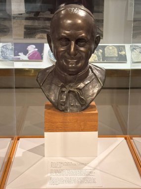 New Haven, Connecticut 'taki Kutsal Michael McGivney Hac Merkezi' ndeki Papalık Galerisi (eski adıyla Kolomb Müzesi Şövalyeleri), 3 Mayıs 2025 'te görüldüğü gibi..