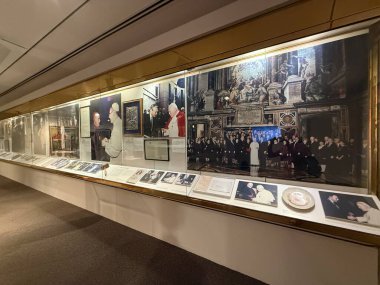 New Haven, Connecticut 'taki Kutsal Michael McGivney Hac Merkezi' ndeki Papalık Galerisi (eski adıyla Kolomb Müzesi Şövalyeleri), 3 Mayıs 2025 'te görüldüğü gibi..