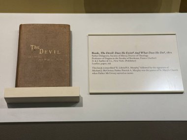 NEW HAVEN, CT - 3 Mayıs 2025 'te New Haven, Connecticut' taki Kutsanmış Michael McGivney Hac Merkezi 'nde (eski adıyla Kolomb Müzesi Şövalyeleri) sergi.