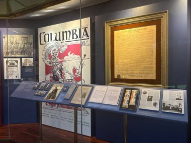 NEW HAVEN, CT - 3 Mayıs 2025 'te New Haven, Connecticut' taki Kutsanmış Michael McGivney Hac Merkezi 'nde (eski adıyla Kolomb Müzesi Şövalyeleri) sergi.