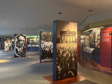 NEW HAVEN, CT - 3 Mayıs 2025 'te New Haven, Connecticut' taki Kutsanmış Michael McGivney Hac Merkezi 'nde (eski adıyla Kolomb Müzesi Şövalyeleri) sergi.