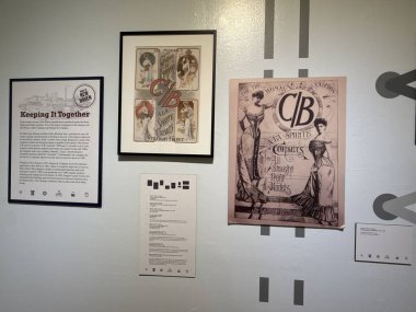 NEW HAVEN, CT - 3 Mayıs 2025 'te görüldüğü gibi, Connecticut' taki New Haven Müzesi 'nde Saatlerden Lolipoplara sergi.