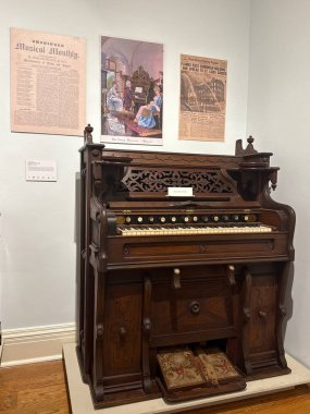 NEW HAVEN, CT - 3 Mayıs 2025 'te görüldüğü gibi, Connecticut' taki New Haven Müzesi 'nde Saatlerden Lolipoplara sergi.