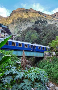 Andean dağlarındaki köprüde yolcu treni. Aguas Calientes, Peru.