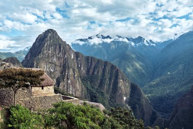 Machu Picchu And Dağları 'nın tepesindeki antik bir şehirdir. Peru 'daki dağ manzarası.