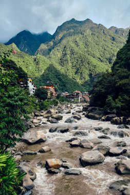 Dağ manzarası. Yeşil And Dağları arasındaki nehir. Aguas Calientes, Peru.