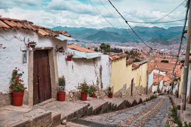 Cusco, Peru tepelerindeki eski taş sokaklar. Şehir manzarası.