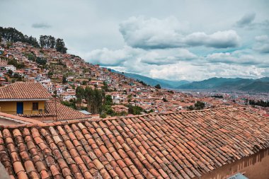 Şehir manzarası. Cusco, Peru 'daki binaların çatısındaki eski turuncu fayanslar..