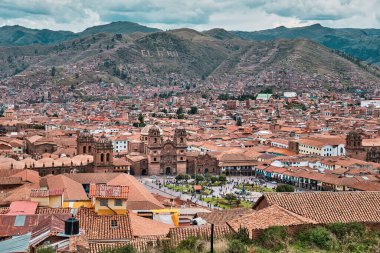 Şehir manzarası. Şehrin merkezindeki meydanın yüksekliğinden bak. And Dağları, Cusco, Peru.