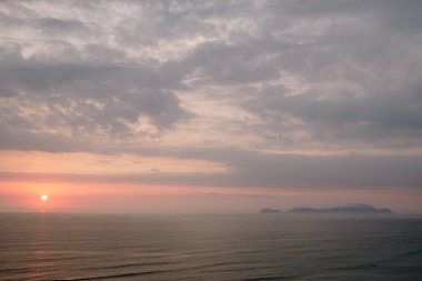 Deniz Burnu. Lima açıklarında Pasifik Okyanusu 'nda gün batımı.