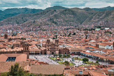 Şehir manzarası. Şehrin merkezindeki meydanın yüksekliğinden bak. And Dağları, Cusco, Peru.