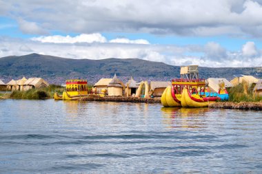 Uros, Peru - 09 Ocak 2022: Titicaca gölünde sazlıktan yapılmış yerli halk evleri ile yüzen adalar.