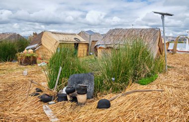 Uros, Peru - 09 Ocak 2022: Titicaca Gölü üzerinde yüzen bir adada açık hava mutfağı.