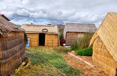 Uros, Peru - 09 Ocak 2022: Titicaca gölünde sazlıktan yapılmış yerli halk evleri ile yüzen adalar.