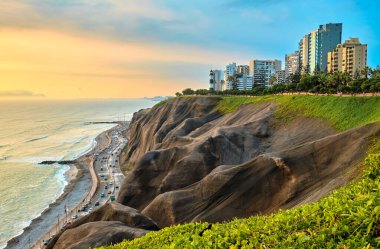 Miraflores, Lima, Peru. Şehir manzarası. Pasifik Okyanusu yakınlarındaki yerleşim yerlerinin görüntüsü.