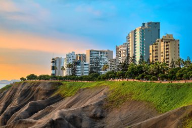 Miraflores, Lima, Peru. Şehir manzarası. Pasifik Okyanusu yakınlarındaki yerleşim yerlerinin görüntüsü.