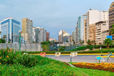 Miraflores, Lima, Peru. Şehir manzarası. Pasifik Okyanusu yakınlarındaki yerleşim yerlerinin görüntüsü.