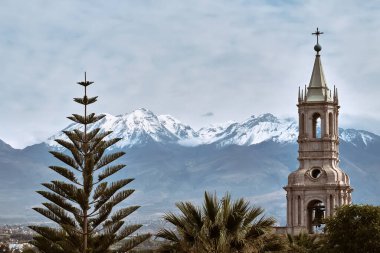 And Dağları ile şehrin ana meydanı. Arequipa, Peru.