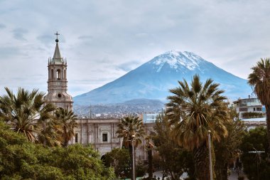 And Dağları ile şehrin ana meydanı. Arequipa, Peru.