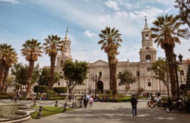 Şehrin merkez meydanındaki insanlar. Arequipa, Peru.